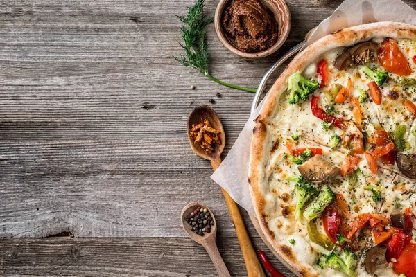 Delicious big vegan pizza, textspace on side — Stock Photo, Image