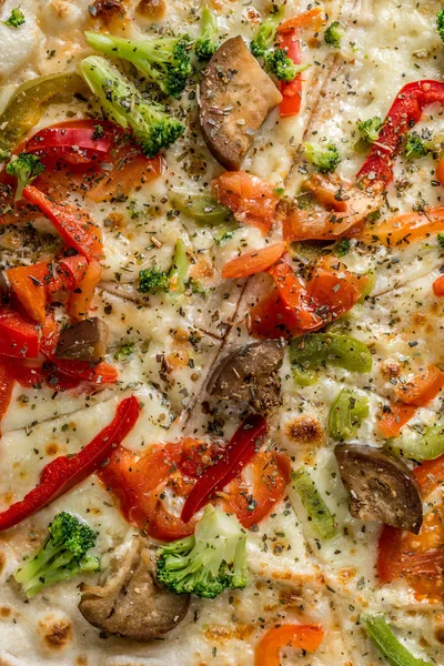 Горячая пицца с овощами, крупный план, вид сверху — стоковое фото