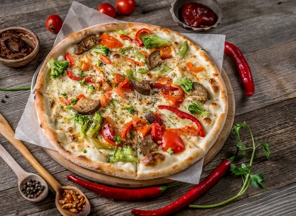 Большая вегетарианская пицца с соусами и перцем — стоковое фото