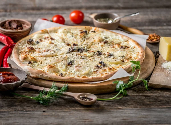 Pizza with four cheeses, pears and nuts — Stock Photo, Image