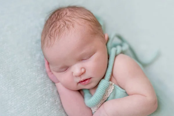 Aborable baba szunyókált ó ő oldalán — Stock Fotó