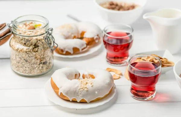 Breakfast with oats, apple chips, glazed croissant — Stock Photo, Image