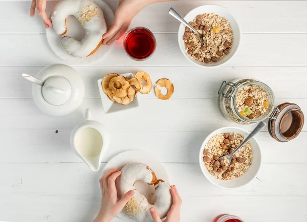 Människor som äter brunch tillsammans, havregryn frukter, topview — Stockfoto