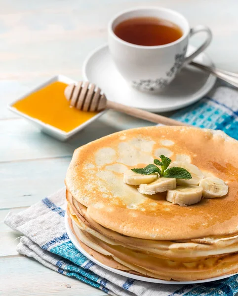 Pilha de panquecas com cobertura de banana — Fotografia de Stock