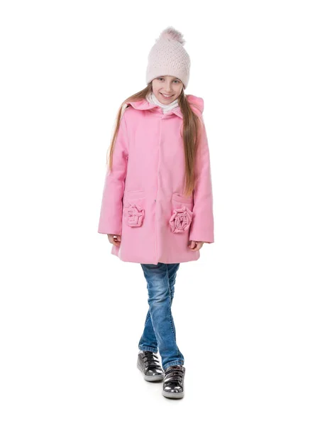 Meisje in roze jas permanent verlegen, geïsoleerd — Stockfoto