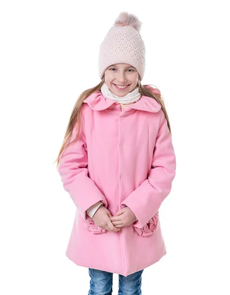 Dziewczyna w płaszcz różowy stojący nieśmiały, na białym tle — Zdjęcie stockowe