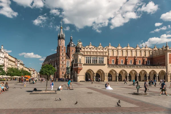 Bruiloft op geplaveide plein in Pools Krakau, — Stockfoto