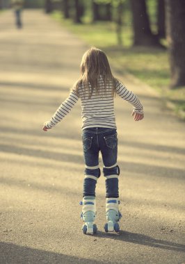 Kız silindir blading Park, kamera için geri