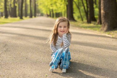 buz pateni üzerinden istirahat yeryüzünde oturan kız