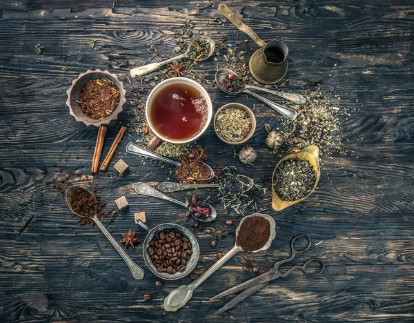 Té elaborado y variedad de tés alrededor —  Fotos de Stock