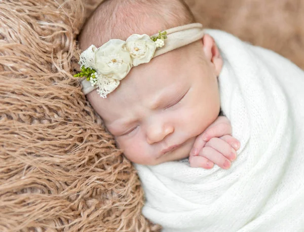 Schlafendes Kind mit blumigem Haarband — Stockfoto