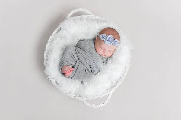 Baby insvept i filt, i vit korg, topview — Stockfoto