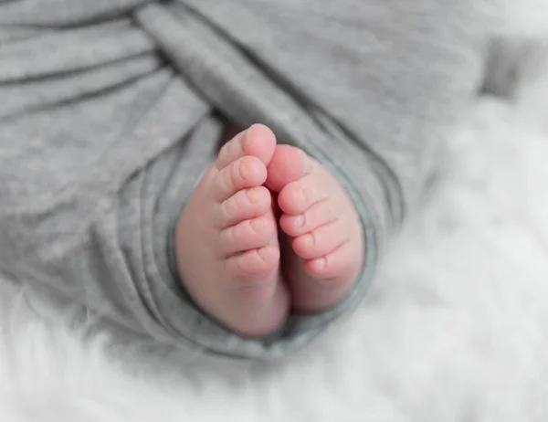 Tiny little tår hos ett spädbarn sover — Stockfoto