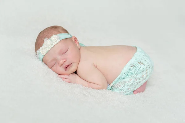 Bebek mavi pantolon karnında uyku — Stok fotoğraf