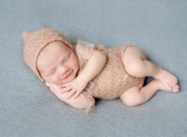 Bebé siesta en el lado, con traje marrón — Foto de Stock
