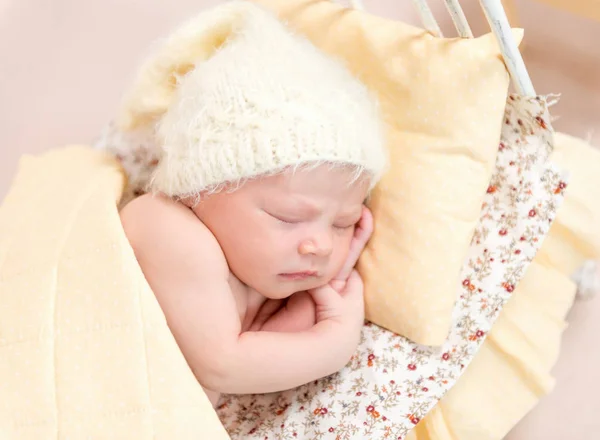 Enfant sieste en mignon chapeau tricoté jaune — Photo