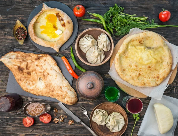 Chebureki, khinkali, khachapuri y cocina tártara, vista superior — Foto de Stock