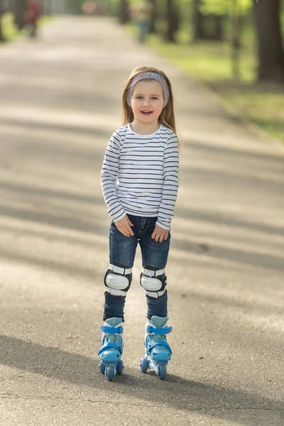头盔和溜冰鞋在小巷中的女孩 — 图库照片