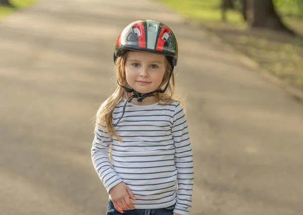 Menina encantadora usando capacete para o esporte ativo — Fotografia de Stock