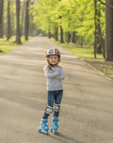 Meisje roller blading, armen gekruist op borst — Stockfoto