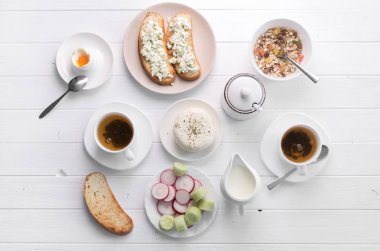 Kahvaltı salatası, peynir ve yulaf ezmesi, TOPVIEW ile doldurma