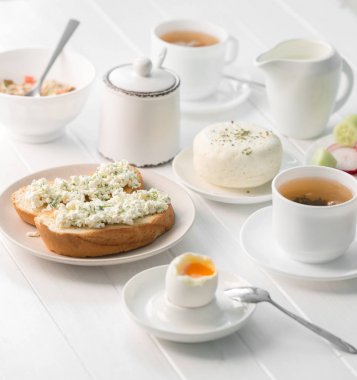 Lezzetli tost, taze salata, iki kişilik kahvaltı doldurma