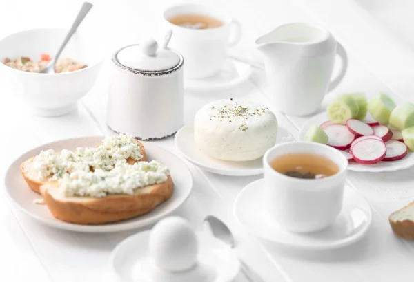 Torradas saborosas, salada fresca, recheio de café da manhã para dois — Fotografia de Stock