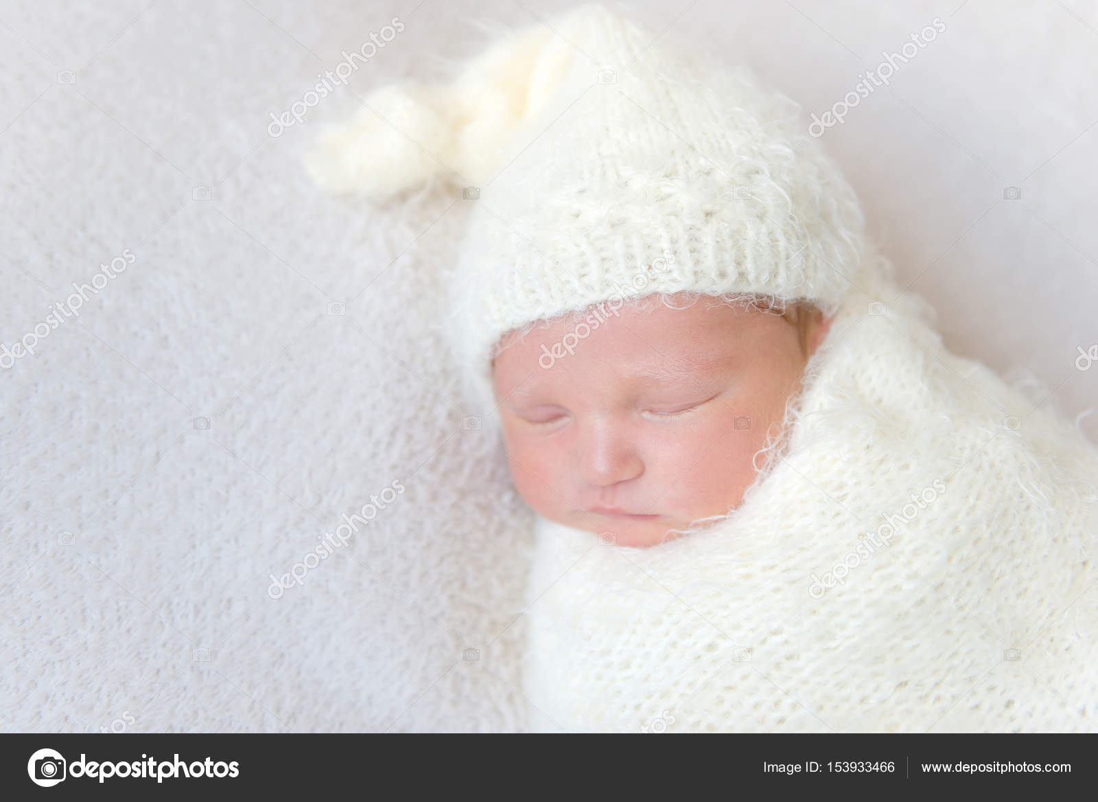 Bebe Portant Un Chapeau Blanc Chaud Dormant Gros Plan Image Libre De Droit Par Tan4ikk C