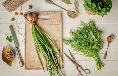 Yeşil soğan, dereotu kesme tahtası, topshot üzerinde
