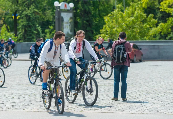 Paseo anual en bicicleta del festival de la ciudad por las calles de Jarkov, Ucrania — Foto de Stock