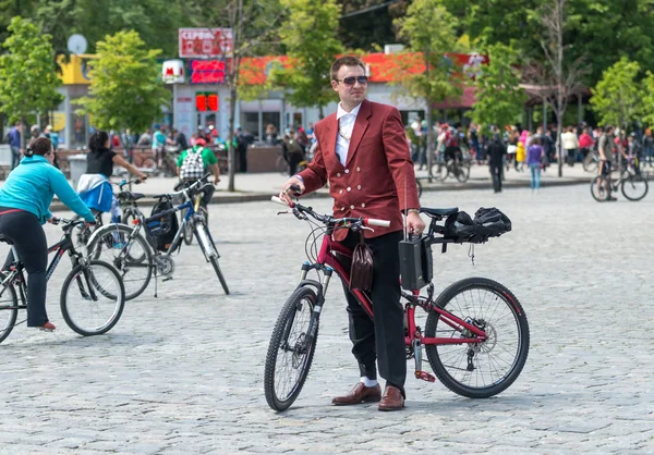 Jaarlijkse stad festival fietstocht door de straten van Kharkov, Oekraïne — Stockfoto
