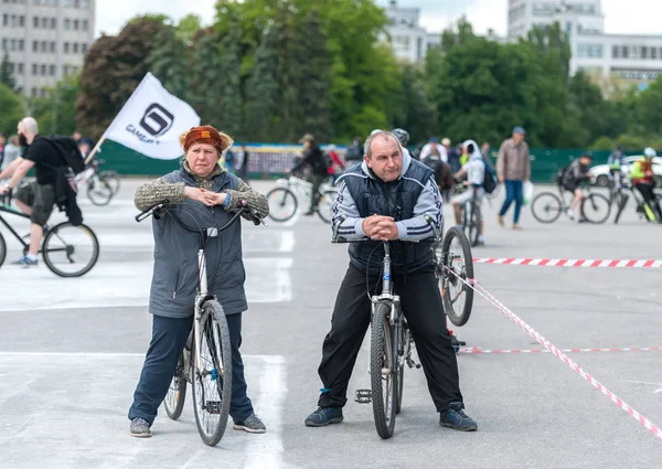 Passeio de bicicleta anual do festival da cidade pelas ruas de Kharkov, Ucrânia — Fotografia de Stock