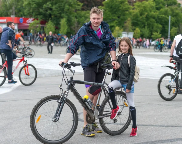 Jaarlijkse stad festival fietstocht door de straten van Kharkov, Oekraïne — Stockfoto