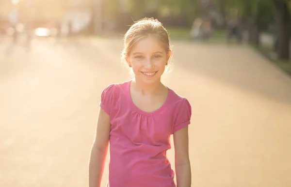 Дівчина-підліток з довгим коричневим волоссям в парку — стокове фото
