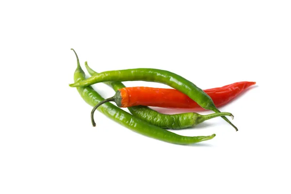 Stapel van hete pittige groene en rode paprika 's — Stockfoto