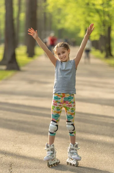 Мила дівчина-підліток катається в парку на вихідних — стокове фото