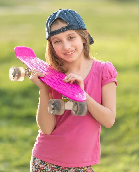 Teenager Mädchen hält ihr rosa Brett — Stockfoto