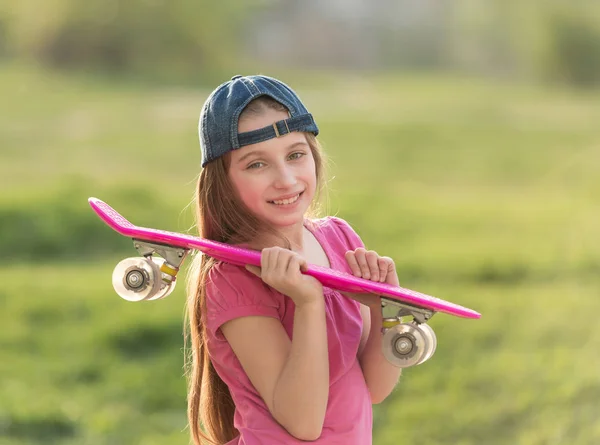 Teenager Mädchen hält ihr rosa Brett — Stockfoto