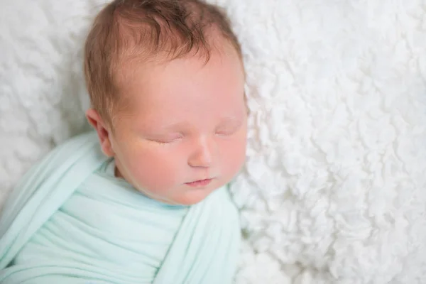 Bebé envuelto en manta azul claro — Foto de Stock