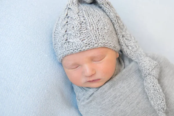 Adorable bébé avec chapeau gris tricoté, sieste — Photo