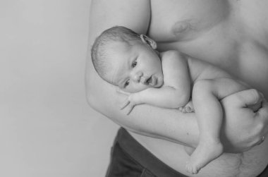 Baba ve onun oğlu oynarken, gri fotoğraf