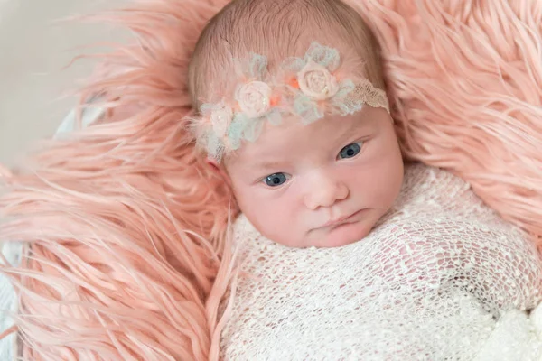 Baby flicka titta, bär hårband, topview — Stockfoto