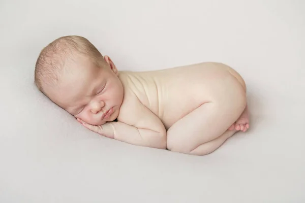 Entzückendes nacktes Baby, das auf seinem Bauch schläft — Stockfoto