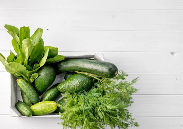 Spinat, Avocado, Zucchini und Dill im weißen Korb — Stockfoto