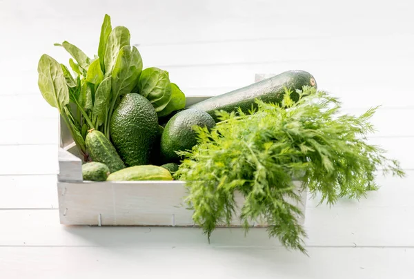 Spinat, Avocado, Zucchini und Dill im weißen Korb — Stockfoto