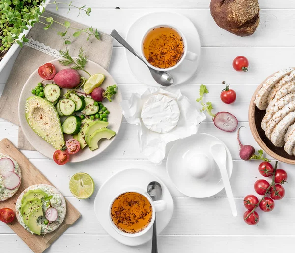 Frühstück mit Avocado und Radgerichten, Camembert, Draufsicht — Stockfoto
