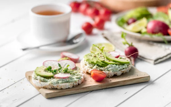 Fladenbrot mit Avocado und Raddish, Tasse Tee — Stockfoto