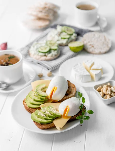 健康早餐 wholebread 敬酒、 鳄梨、 鸡蛋 — 图库照片