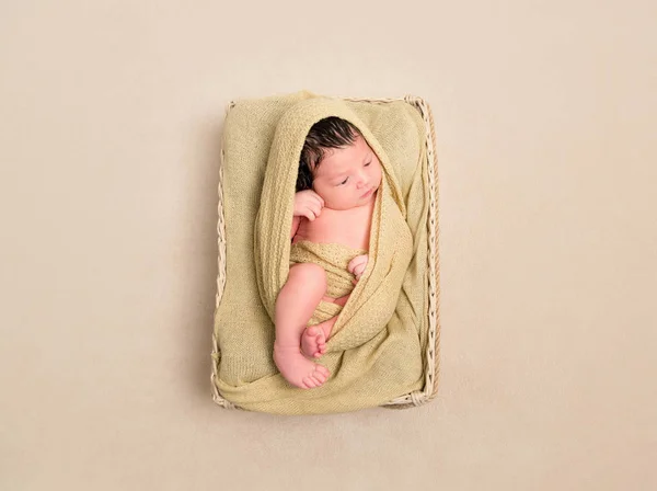 Panier bébé aux cheveux noirs enveloppé, vue de dessus — Photo