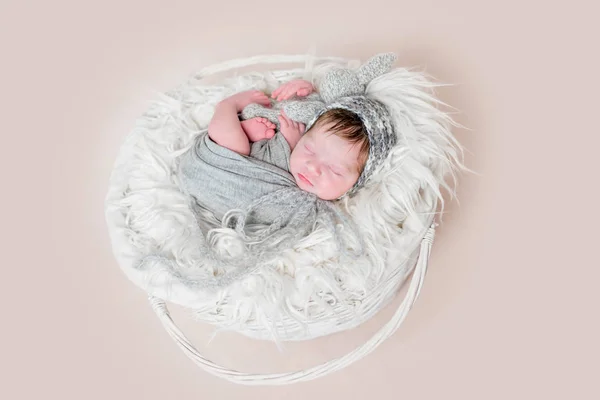 Bebé en la siesta de envolver en la cesta, topview —  Fotos de Stock